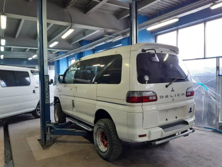 Mitsubishi Delica (белый кузов) — антикоррозийная обработка